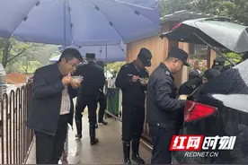 张家界国家森林公园袁家界景区管委会“后备箱食堂”助力一线员工 保障旅游秩序图片