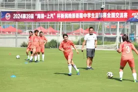 第39届新民晚报杯足球赛落幕，为热爱足球的孩子撑起一片天图片
