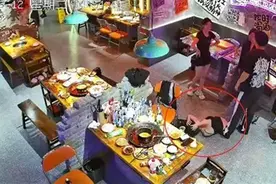 女子餐厅拒绝陌生男搭讪，惨遭拽头发拖倒在地受伤。警方：男子行拘15天图片