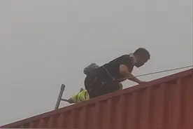 厦蓉高速大桥垮塌致货车悬空，司机从驾驶室后窗被救出图片