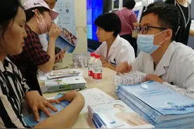 为什么天热手上长小水疱？季节性汗疱疹与湿热环境密切相关图片