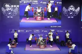 身体躺下，精神“站起来”！残疾举重运动员轻松举起3个“自己”图片