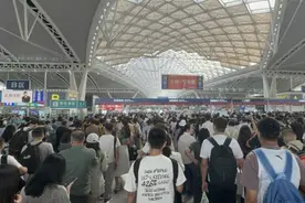 直击广州南站现场：进站安检排长龙，需预留充足时间乘车图片