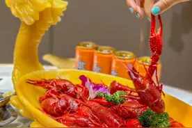 这些地方超哇噻的小龙虾上桌了！冰镇酒醉、金汤蒜泥、咸蛋黄焗……今年你爱哪一口？图片
