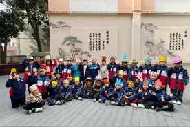 萌娃头戴拼音帽，趣闯拼音世界图片