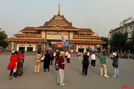 探访震后的边城瑞丽丨财富广场已启动施工，受伤缅甸女孩“想对抱起我的女民警说谢谢”图片