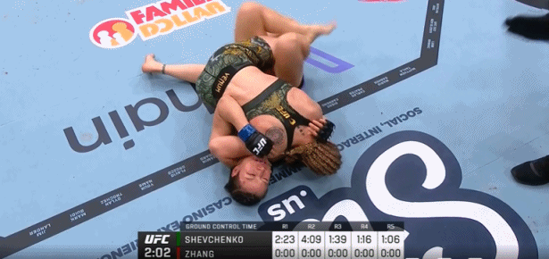 拼尽全力！张伟丽升重判定不敌舍甫琴科，无缘夺UFC蝇量级冠军