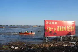现场直击：省军区官兵和防汛备勤民兵奋战团洲垸，通宵完成加固子堤任务图片