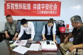 工商银行聊城振兴路支行上门为农民工办理工资卡图片