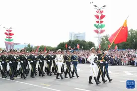 白俄罗斯举行解放80周年庆祝阅兵活动　解放军仪仗司礼大队应邀参加图片