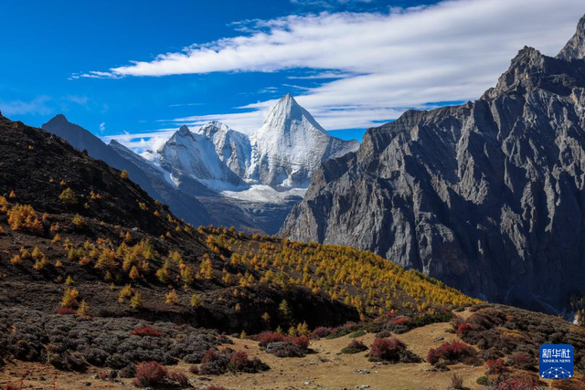 美丽中国丨穿越冰峰 遇见稻城亚丁