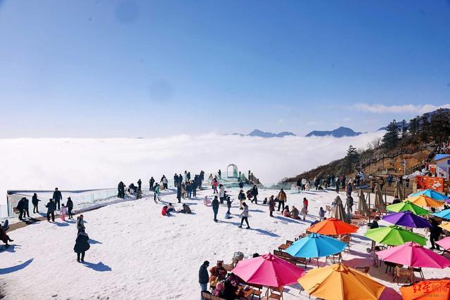成都冰雪经济持续升温：雪场开板、温泉火爆，冬游市场迎来热潮