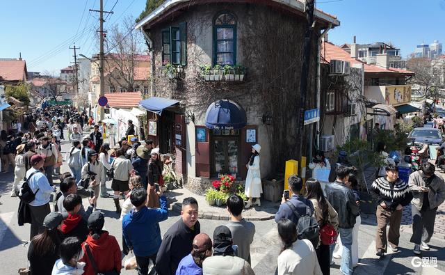 清明假期首日：青岛老城“人从众”