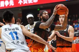 克里斯贡献31+15，山东男篮111比100战胜深圳图片