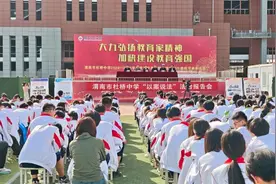 筑牢安全防线 共建平安校园——渭南市杜桥中学举行“以案说法”校园普法专题报告会图片