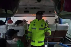 雨夜客车发生故障 交警助40余人脱险图片
