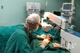 “针尖绣艺”映医心！大峰医院这群医生在显微镜下做手术图片