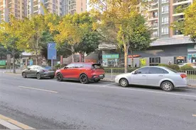 车开走一小时还在计费 宜停车计时出错，市民建议“补课”图片