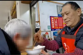 面馆老板为残疾顾客喂饭4年获点赞 对话老板：喂饭是出于本心，早已把他当自家人图片