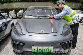 男子驾驶“老头乐”上路被上海警方拘留图片