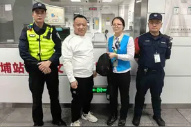 乘客内有万元现金背包落在安检机，安检员拾金不昧如数归还图片