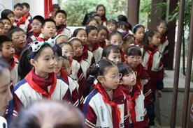 动物园里的“熊猫班会”上，他们想这样和熊猫做朋友图片