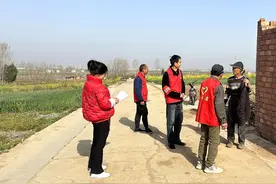 “党员红”守护“生态绿”：社区无职党员开展清明节防火巡逻图片
