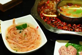 脚踩鹅鸭肠被热议，吃货为何对“下水”又爱又怕图片