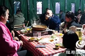 驻马店：气温骤降 地摊火锅“火出圈”图片