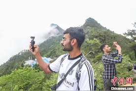 多国“洋网红”登上江西庐山 感受自然与人文之美图片