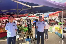 昆明呈贡龙街赶集日“警”相随护平安图片