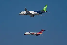 国产飞机C919和ARJ21首次完成双机编队飞行表演图片