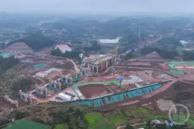 成达万高铁站房工程开建 施工“进度条”刷新图片