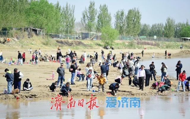 假日拥抱“母亲河”，济南泺口浮桥变身“观景台”