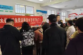 泰山农商银行泰山大街支行开展“免费送桶接水”营销活动图片