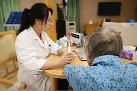 深入推进医养结合，公利医院为13家养老院提供医疗保障图片