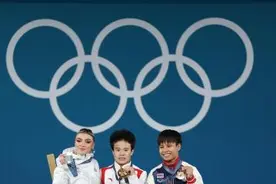（巴黎奥运）中国举重开门红，李发彬侯志慧成功卫冕图片