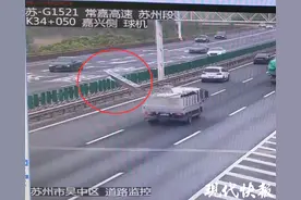惊险！大风天车载金属架被吹起，横飞高速路中央图片
