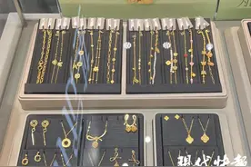 银行卖起金手镯、金项链，部分饰品价格比金店更优惠图片