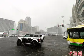 受冷空气影响 乌鲁木齐迎降雪寒潮天气图片