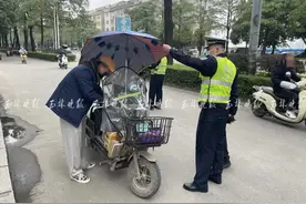 电动车、摩托车装遮雨伞？玉林交警严查，不少人挨了图片