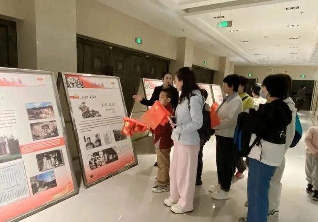 国庆期间庆阳市博物馆众多游客参与红色文化流动展览讲解活动