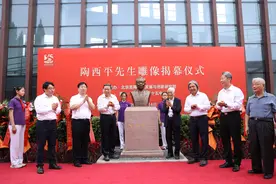 陶西平雕塑“立足”北京市第三十五中学开学典礼图片