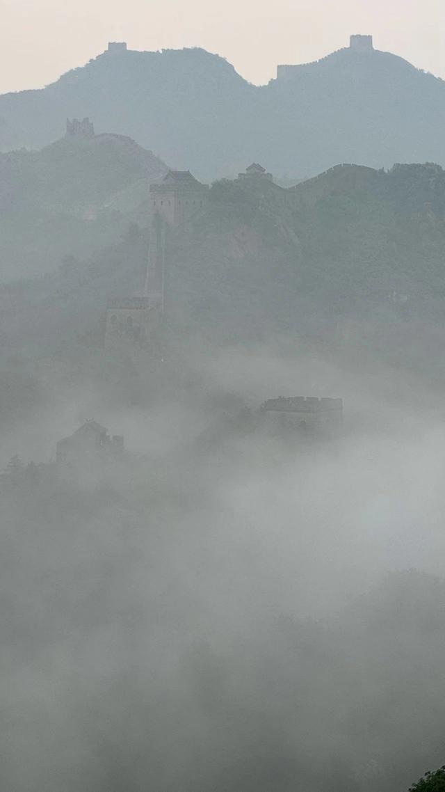 河北滦平：烟雨长城 云雾缭绕