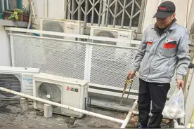 空调冷凝水管损坏，社区迅速维修解除隐患图片
