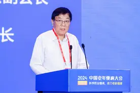 银发人群划分为四个主要年龄段，55-64岁为银发青年图片