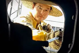 高温下，车辆“小医生”检修中欧班列图片