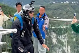 网传外国男子云南跳伞开伞失败坠落，景区：开伞成功了图片