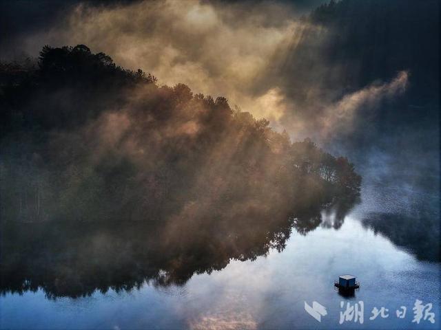 蕲春：碧水丹枫九潭湖