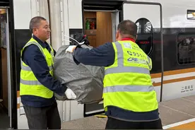 “高铁急送”最快4小时送达！铁路预留“双11”快递专用车厢图片